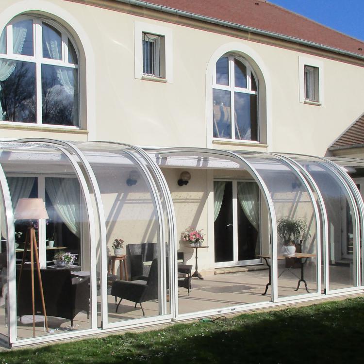 SAPHIR :  abri de terrasse cintré transparent avec store intégré - Espace de détente aménagé
										