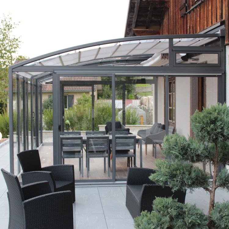 TOPAZ : Abri de terrasse télescopique rétractable de forme angulaire - store traditionnel sous l'abri
										