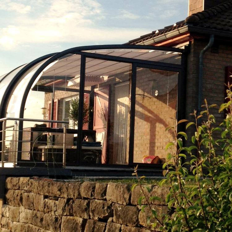 Abri de terrasse coulissant installé sur la plateforme du garage et devant la fenêtre du salon
										