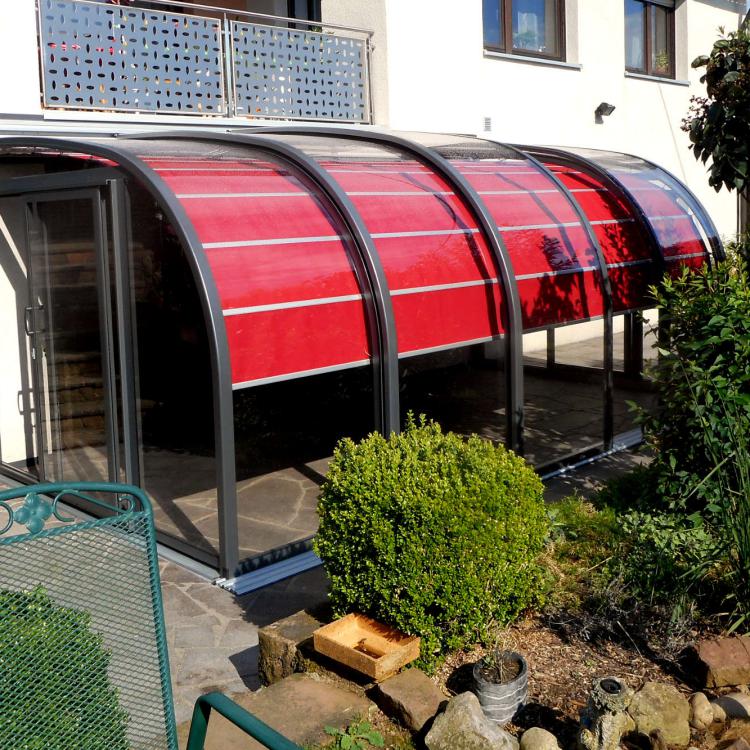 Abri de terrasse Saphir de cinq panneaux dont 3 centraux coulissants, escamotables sur le côté