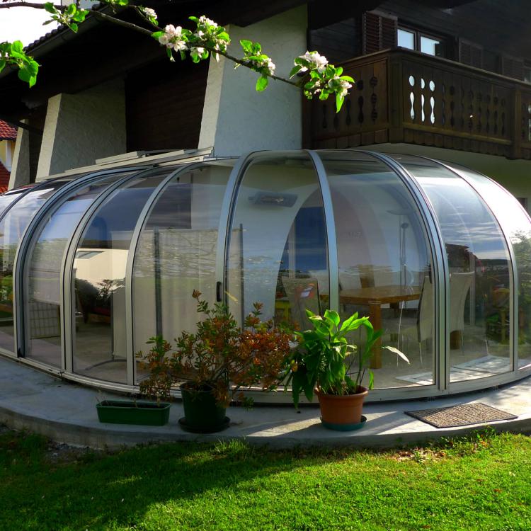 Abri solar véranda habillant une terrasse autour d'un poteau d'angle
										