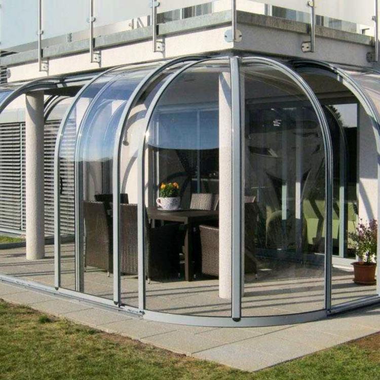 Abri solar vérnada sous balcon avec deux quarts de rotonde
										