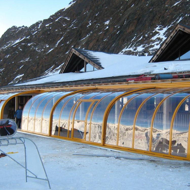 Terrasse de restaurant couverte par un abri de terrasse solar véranda rétractable
										